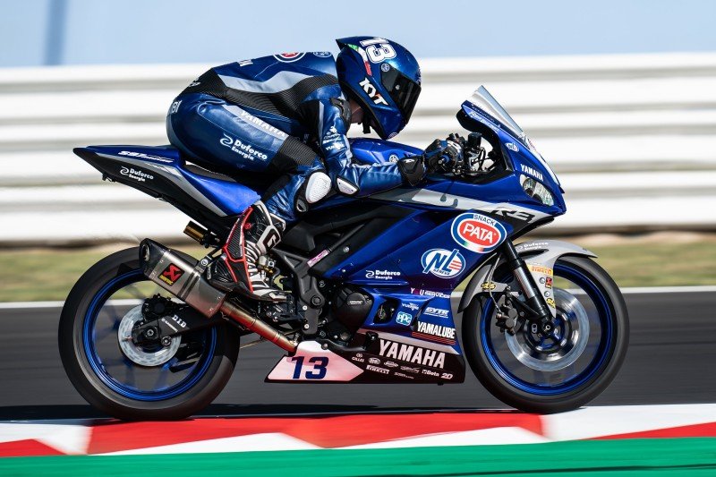 Primo Campionato Europeo Yamaha R3 Blu Cru a essere conquistato a Barcellona